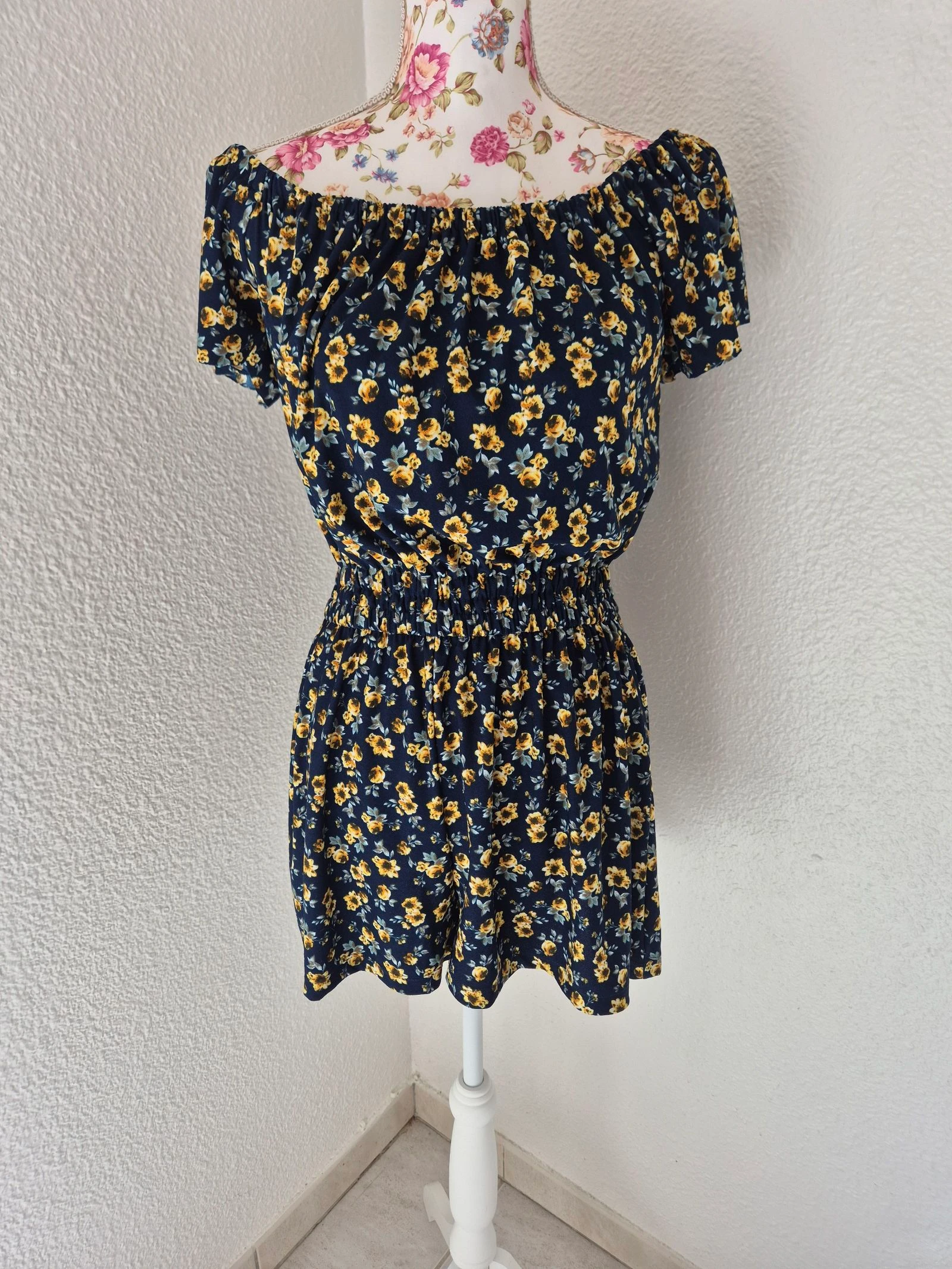 Combishort Mango Basics T36/S – bleu marine à fleurs jaunes, épaules dénudées, style bohème chic